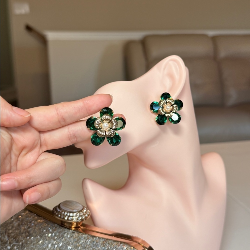 ⚜️ Elegant Green and Gold Floral Earrings - Picture 4 of 9